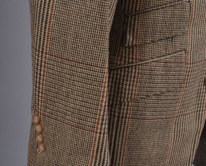 Snedställd lockficka med biljettficka.