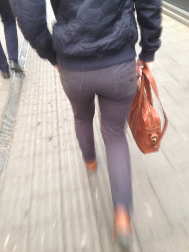 Tajta, låga byxor kan fungera i undantagsfall. Men inte om de är så här tajta.