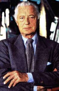 Förre Fiatchefen Gianni Agnelli (ständigt hyllad som stilikon) med oknäppta kragknappar och slips i grövre material.  