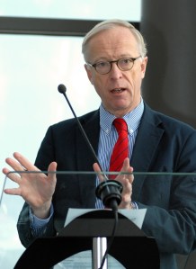 Ärkekonservative moderaten Gunnar Hökmark i amerikanskt inspirerad stil med bengalrandig button down-skjorta i poplin och röd sidenslips. 