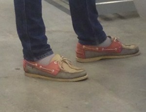 Ung man med strumpor i sina seglarskor, fotograferad på ett byggvaruhus i Göteborgstrakten. 