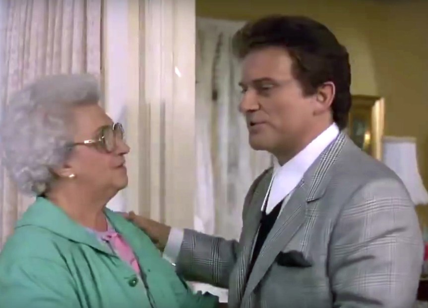 Tommys mamma berömmer hans kläder. Det borde hon inte göra.