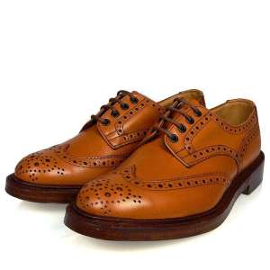 Kraftiga brogues, som här modellen Bourton från Tricker's, fungerar utmärkt till tweedkostym.